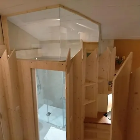 Ambiance Verdoyante Et Vue Sur La Vallee