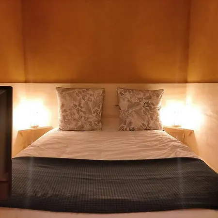 Ambiance Verdoyante Et Vue Sur La Vallee *